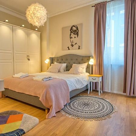 Apartment Audrey By Sofiaspot - Central, Metro To Airport Buitenkant foto