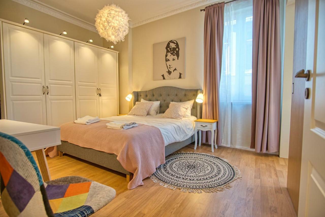 Apartment Audrey By Sofiaspot - Central, Metro To Airport Buitenkant foto